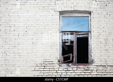 Zerbrochene Fensterscheiben mit Himmel Reflexion in verlassenen Gebäude Stockfoto