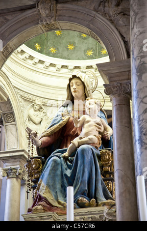 Statue der Maria mit Kind in Venedig, Italien Stockfoto