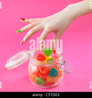 anschauliche farbige Nagel Hand greifen die Bonbons Stockfoto