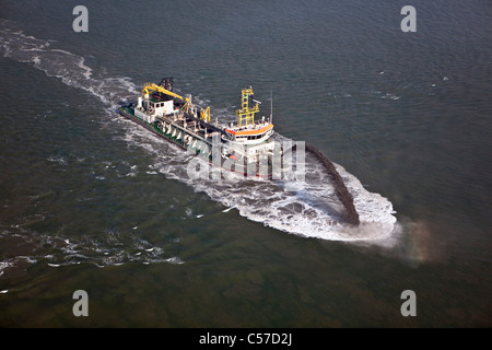 Die Niederlande, Rotterdam, A Trailing Absaugung Hopper Bagger ist Sand im Hafen einzahlen. Stockfoto