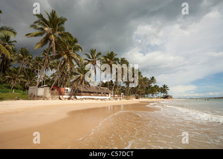 Das kleine Hotel 'The Sunset' am Strand in Mirissa, Sri Lanka Stockfoto