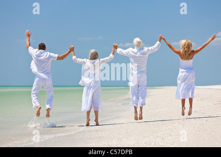 Menschen, zwei Senioren, Paare oder Familie Generationen Hand in Hand, Spaß haben und feiern am tropischen Strand springen Stockfoto