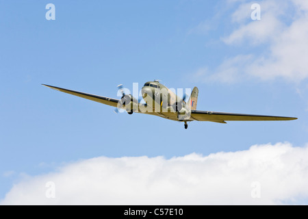 DC3 Dakota Zugehörigkeit zu der Schlacht of Britain Memorial Flight (BBMF) im Flug, Yorkshire Stockfoto