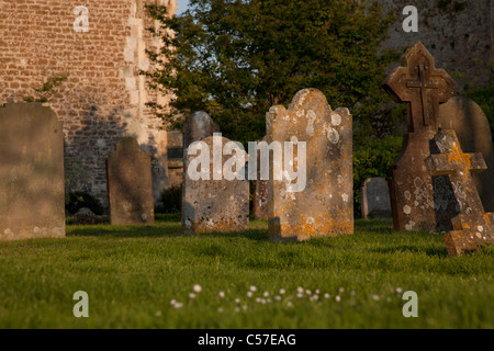 Alte Grabsteine in der Kirche Friedhof Stockfoto