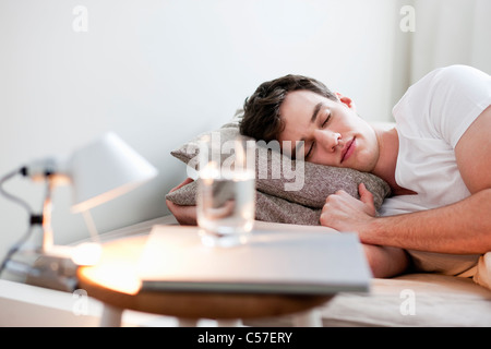 Mann schlafend im Bett Stockfoto