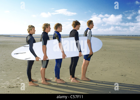 Männer zusammenzuhalten Surfbrett Stockfoto