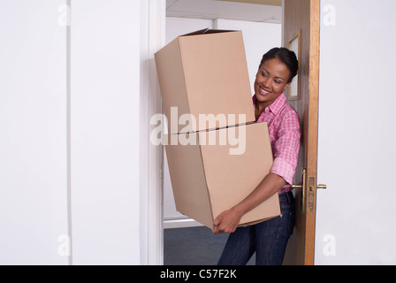 Frau, die Kartons Stockfoto