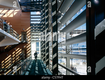 Jubiläums-Bibliothek, Brighton, England. Mezzanine-Gehweg. Stockfoto