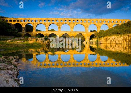 Pont du Gard, Frankreich, Languedoc-Roussillon, Fluss, Fluss, Brücke, Aquädukt, römische Stätte, Ort, Reflexion, Morgenlicht Stockfoto