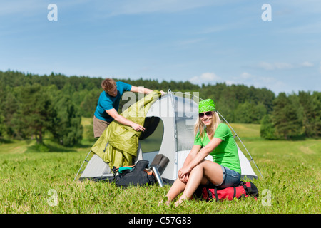 Junge Paar Aufbau Zelt im Sommer Wiesen Landschaft Stockfoto