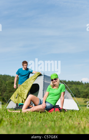 Junge Paar Aufbau Zelt im Sommer Wiesen Landschaft Stockfoto