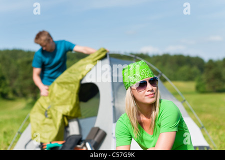 Junge Paar Aufbau Zelt im Sommer Wiesen Landschaft Stockfoto