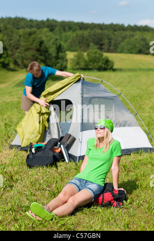 Junge Paar Aufbau Zelt im Sommer Wiesen Landschaft Stockfoto