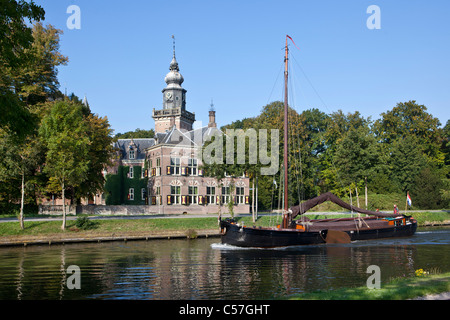 Die Niederlande, Breukelen, Nyenrode, Nijenrode Schloss entlang der Vecht. Nyenrode Business University. Traditionelle Segelboot. Stockfoto