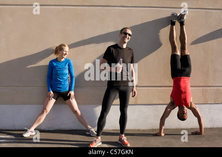 Freunde im Gespräch nach zusammen laufen Stockfoto