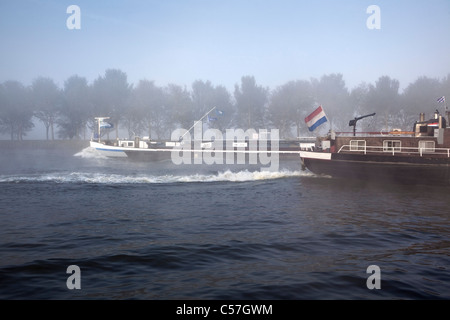 Die Niederlande, Nigtevecht, Frachtschiffe auf Kanal Amsterdam-Rijn Kanaal genannt. Stockfoto