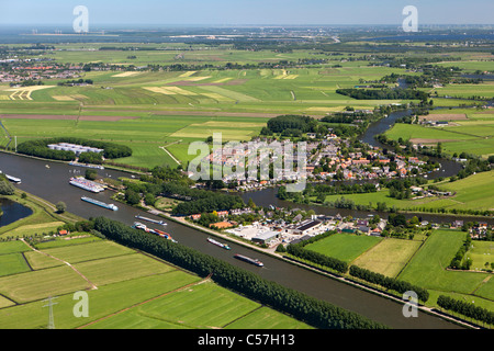 Die Niederlande, Nigtevecht, Frachtschiffe auf Kanal Amsterdam-Rijn Kanaal genannt. Luft. Blick auf Dorf. Luft. Stockfoto