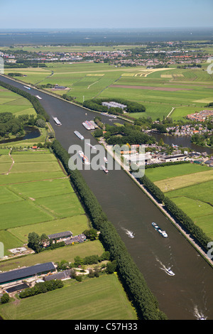 Die Niederlande, Nigtevecht, Frachtschiffe auf Kanal Amsterdam-Rijn Kanaal genannt. Luft. Stockfoto