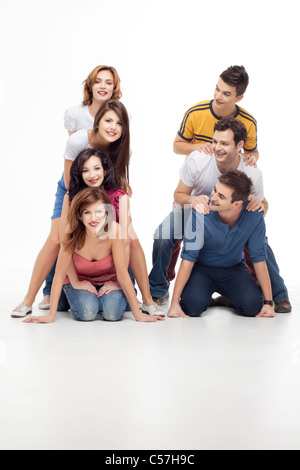 verspielte Freunde machen zwei Personen Türme Stockfoto