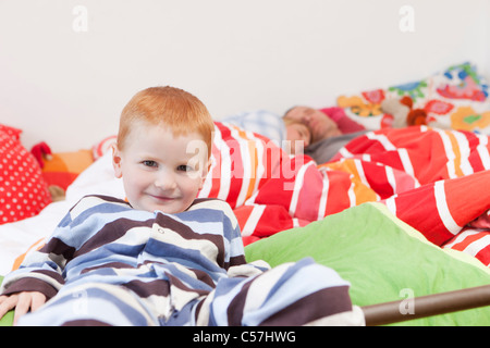 Junge heimlich in Bett der Eltern schlafen Stockfoto