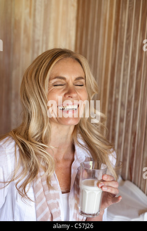 Lächelnde Frau Glas Milch Stockfoto