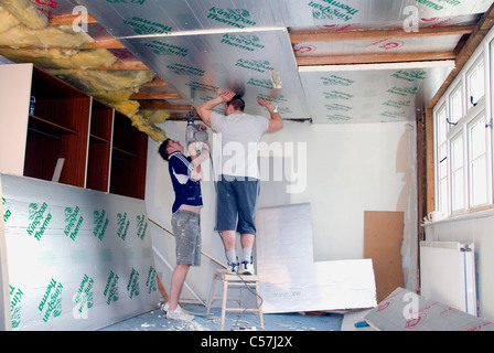 Bauherren, die Installation von high-Performance Kingspan und Celotex-Wärmedämmplatten an Wänden und Decke ein älteres Haus Stockfoto