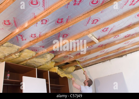 Bauherren, die hohe Leistung Kingspan Therma und Celotex--Dämmplatten an Wänden und Decke eines älteren Hauses installieren Stockfoto