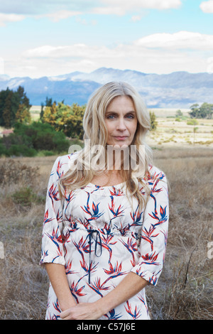 Frau im hohen grass Stockfoto