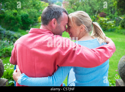 Paar umarmt im Hinterhof Stockfoto