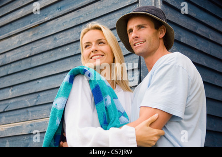 Lächelnde paar umarmt im freien Stockfoto