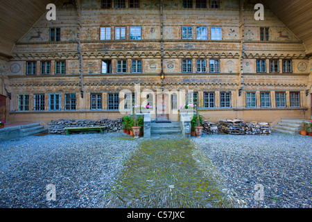 Rossinière-Grand Chalet, Schweiz, Europa, Kanton Freiburg, Fribourg, Dorf, Haus, Heim, Eingang, Pflasterung, Fenster, de Stockfoto