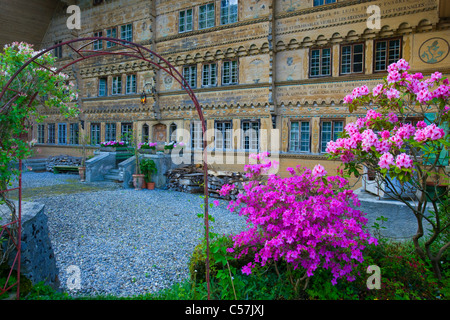 Rossinière-Grand Chalet, Schweiz, Europa, Kanton Freiburg, Fribourg, Dorf, Haus, Heim, Eingang, Pflasterung, Fenster, de Stockfoto