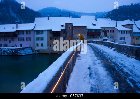 Saint-Ursanne, Schweiz, Europa, Kanton Jura, Provinzstadt, Häuser, Wohnungen, Fluss, fließen, Doubs, Brücke, Tagesanbruch, Beleuchtung, Stockfoto