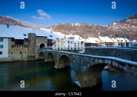 Saint-Ursanne, Schweiz, Europa, Kanton Jura, Provinzstadt, Häuser, Wohnungen, Fluss, fließen, Doubs, Brücke, Morgenlicht, Schnee Stockfoto