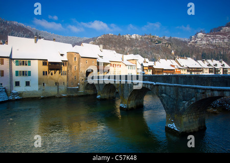 Saint-Ursanne, Schweiz, Europa, Kanton Jura, Provinzstadt, Häuser, Wohnungen, Fluss, fließen, Doubs, Brücke, Morgenlicht, Schnee Stockfoto