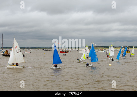 Yachten, Segeln auf dem River Deben, Fähre von Felixstowe, Suffolk, UK. Stockfoto