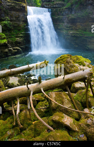 Wenn es ein Durcheinander macht du Doubs, Schweiz, Europa, Kanton Neuenburg, Neuenburg Jura, Fluss, Fluss, Doubs, Wasserfall, Schlucht, Ro Stockfoto