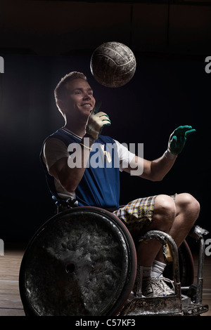 Rugby-Spieler im Rollstuhl mit ball Stockfoto