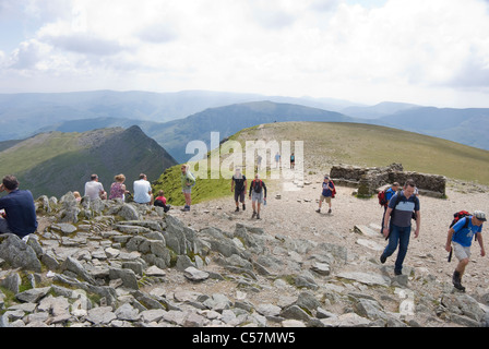 Einem anstrengenden Tag auf Lakelandpoeten Gipfel, mit Striding Edge auf der linken Seite, Lake District, Cumbria Stockfoto