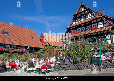 Menschen in einem Gartenrestaurant, Fachwerkhaus, Blumendekoration, Sasbachwalden, Nord Schwarzwald, Schwarzwald, Baden-Württemberg, Deutschland Stockfoto