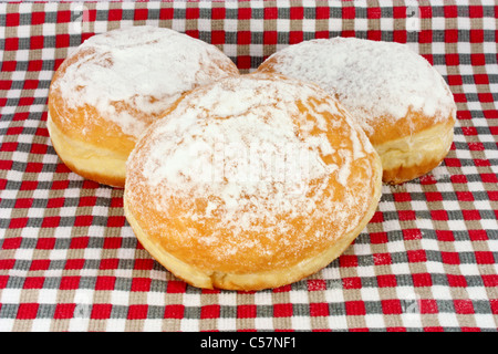 Donut, bestreut mit Zucker, isoliert auf Geschirrtuch Stockfoto