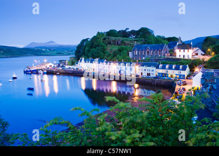 Portree, Isle Of Skye, Schottland, Großbritannien. Rot Cullins (Glamaig) entfernt. Stockfoto