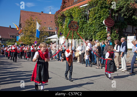 Volksfest mit Kostümgruppen, Erntefest, Weinfest, Sasbachwalden, Schwarzwald, Baden-Württemberg, Deutschland Stockfoto