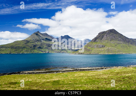Cullins über Loch Scavaig, Isle Of Skye, Schottland, Großbritannien. Gars-Bheinn links Sgurr Na Stri auf rechten Seite. Stockfoto