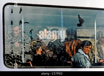 Passagiere, darunter ein junges Paar, fotografiert in einem Bus in die rumänische Stadt Timisoara - Foto von Simon Dack Stockfoto