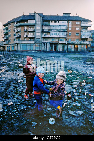 Kinder von der siebenbürgischen Bergbau Stadt der Kohlegruben in Rumänien spielen glücklich übersäten im Schlamm und Müll Straßen 1994 Stockfoto