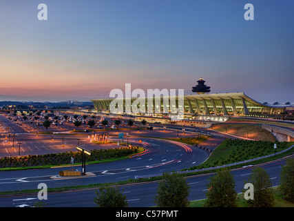 Flughafen Dulles, Virginia, USA: 10. Juli 2011: Washington Dulles International Airport als die Sonne steigt im Morgengrauen. Stockfoto