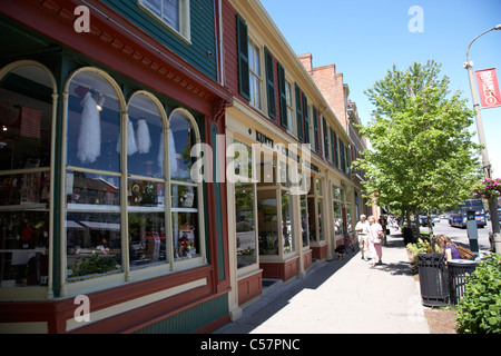 Reihen von Geschäften in der historischen queen street Bezirk von Niagara-on-the-Lake Ontario Kanada Stockfoto