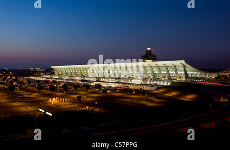 Flughafen Dulles, Virginia, USA: 10. Juli 2011: Washington Dulles International Airport als die Sonne steigt im Morgengrauen. Stockfoto