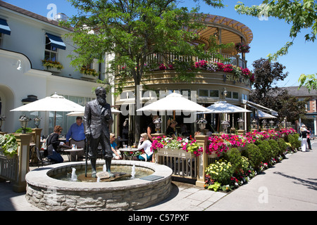 der Shaw Café und Wein Bar Terrasse und Statue Niagara-on-the-Lake Ontario Kanada Stockfoto